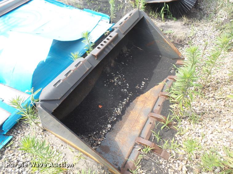 image for item DL9653 Skid steer bucket