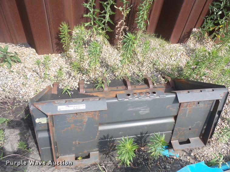image for item DL9653 Skid steer bucket