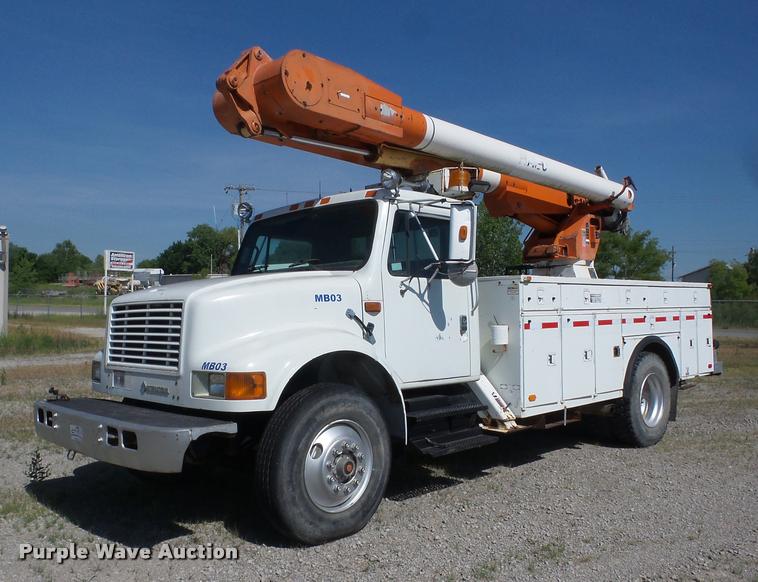 image for item J8614 1993 International 4900 bucket truck