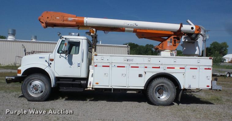 image for item J8614 1993 International 4900 bucket truck