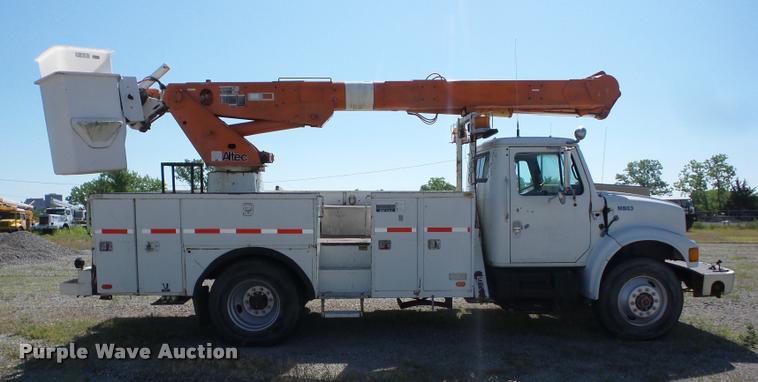 image for item J8614 1993 International 4900 bucket truck