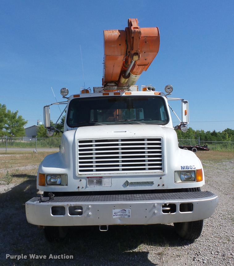 image for item J8614 1993 International 4900 bucket truck