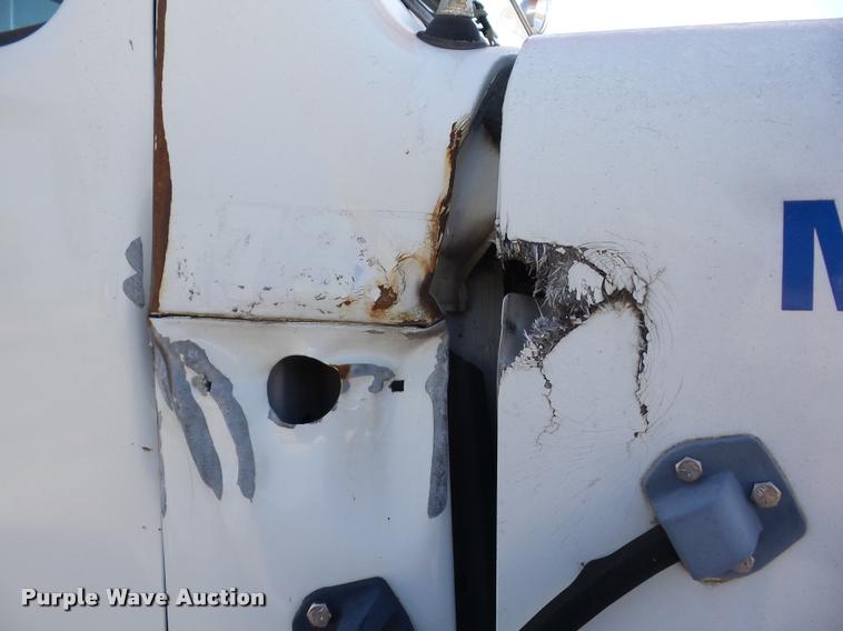 image for item J8614 1993 International 4900 bucket truck