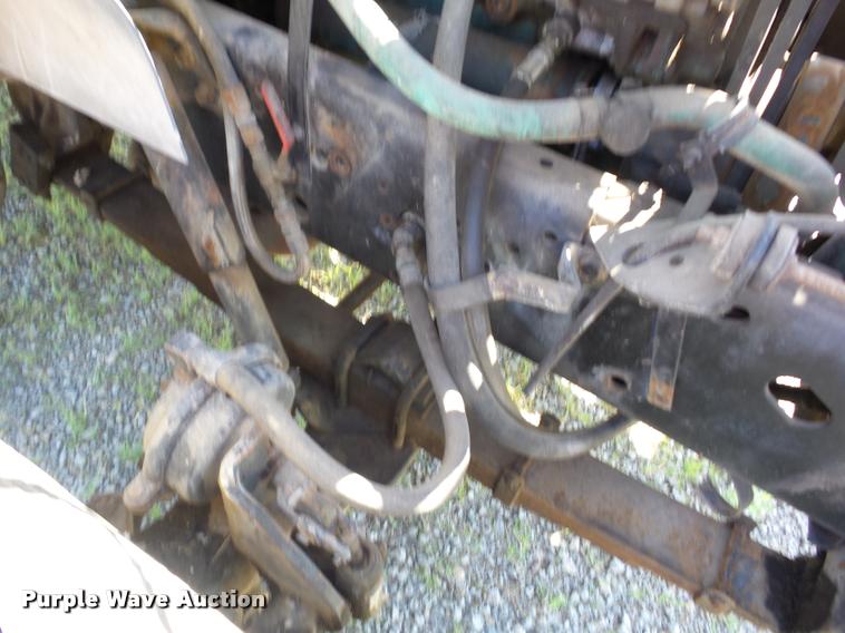 image for item J8614 1993 International 4900 bucket truck