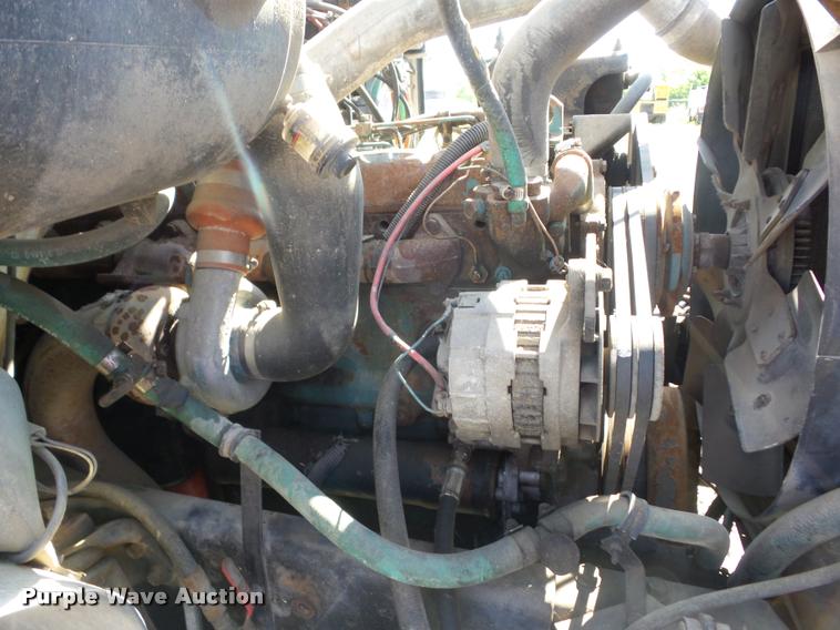 image for item J8614 1993 International 4900 bucket truck