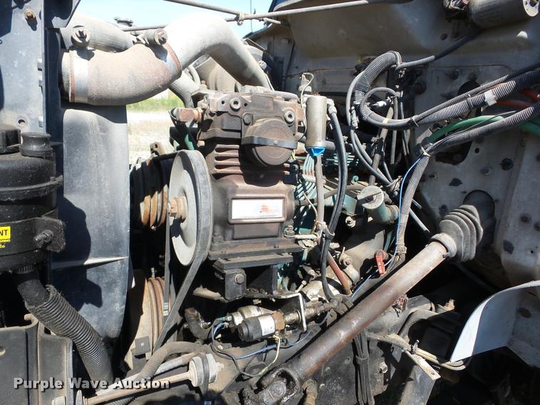 image for item J8614 1993 International 4900 bucket truck