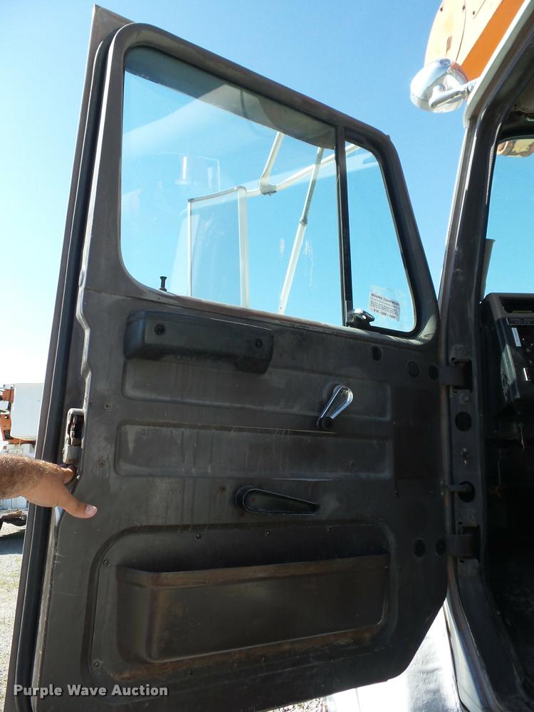 image for item J8614 1993 International 4900 bucket truck