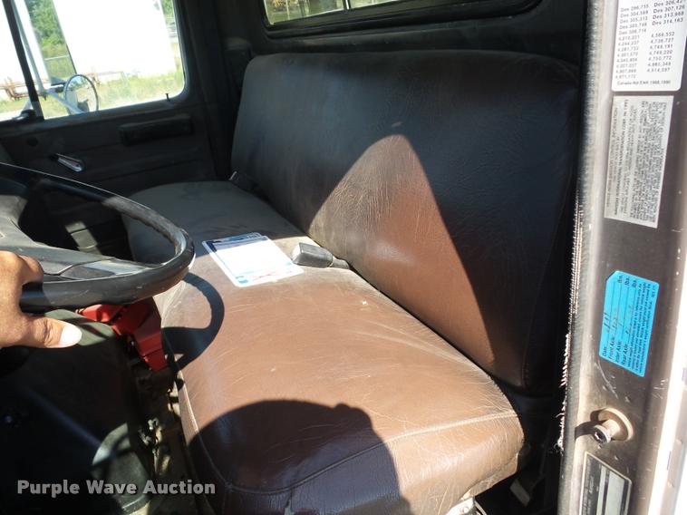 image for item J8614 1993 International 4900 bucket truck