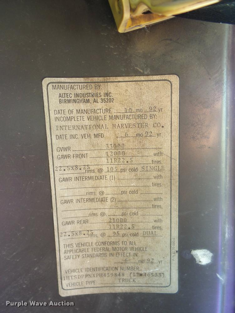 image for item J8614 1993 International 4900 bucket truck