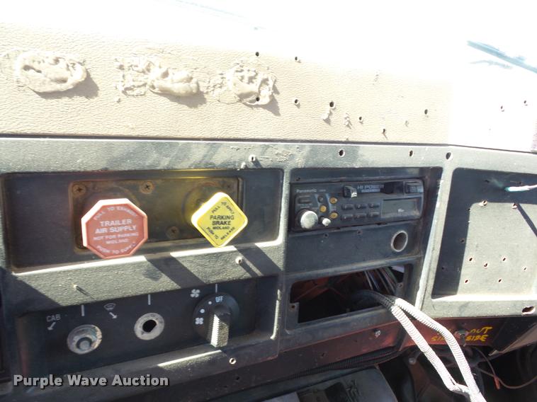 image for item J8614 1993 International 4900 bucket truck