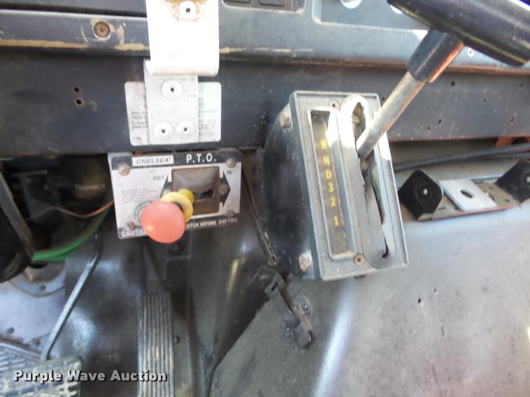 image for item J8614 1993 International 4900 bucket truck