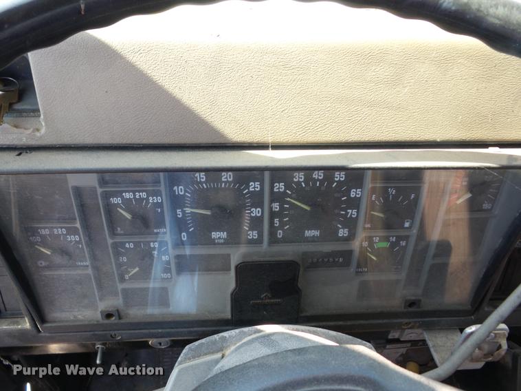 image for item J8614 1993 International 4900 bucket truck