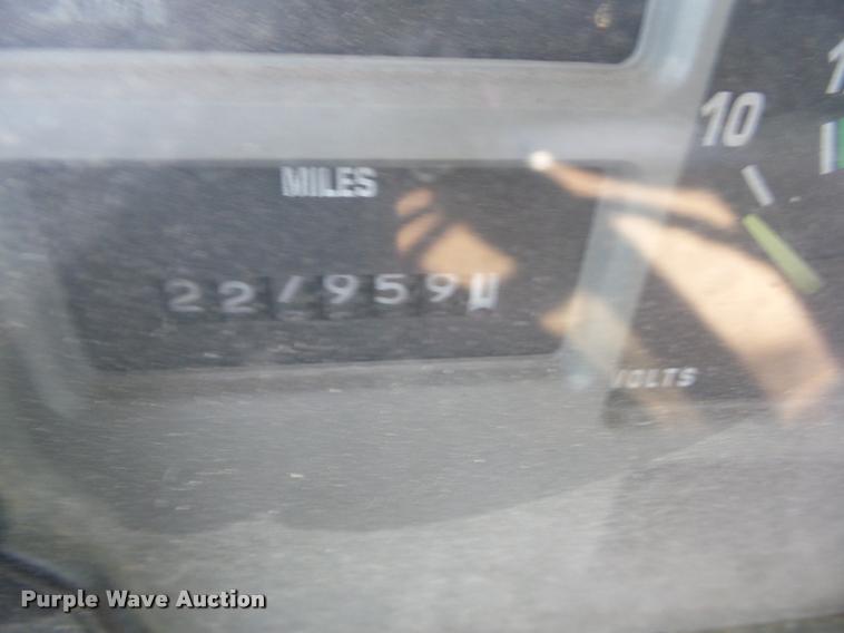 image for item J8614 1993 International 4900 bucket truck