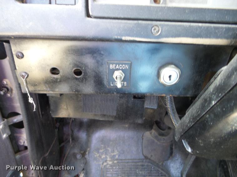 image for item J8614 1993 International 4900 bucket truck