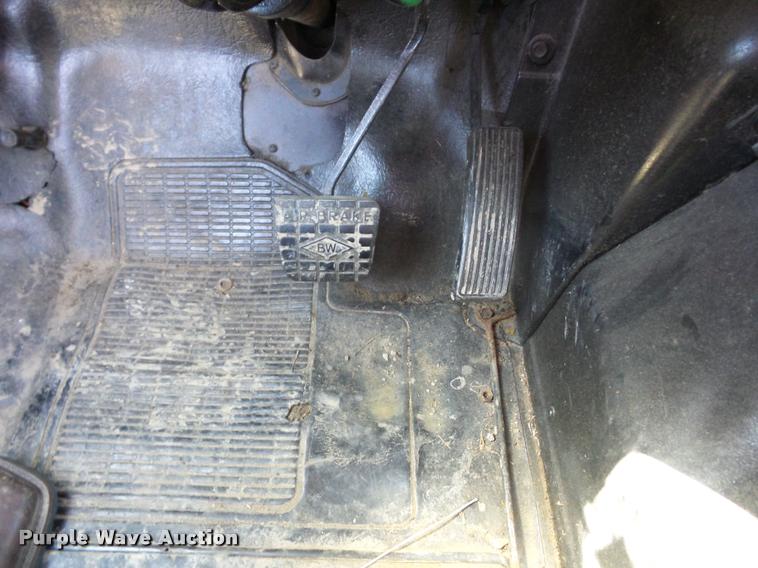 image for item J8614 1993 International 4900 bucket truck