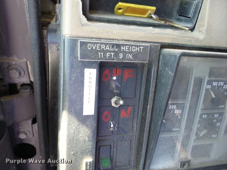 image for item J8614 1993 International 4900 bucket truck