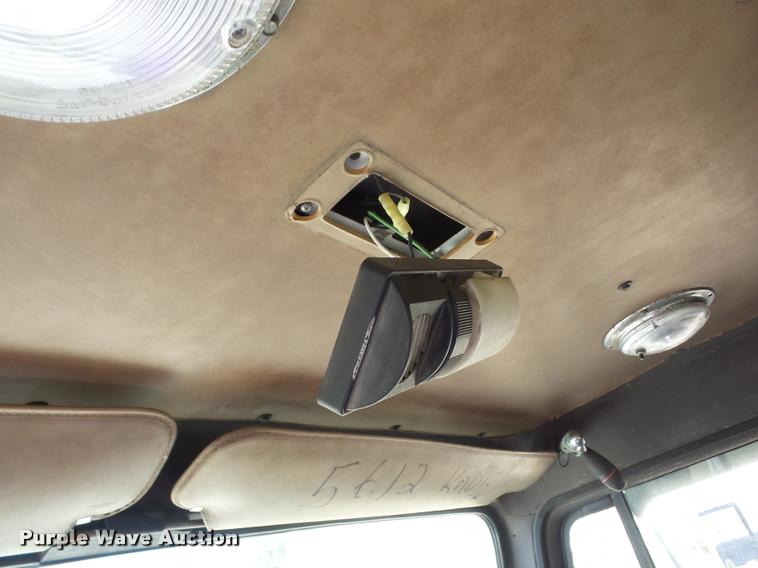 image for item J8614 1993 International 4900 bucket truck