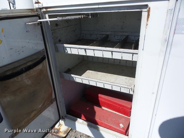 image for item J8614 1993 International 4900 bucket truck