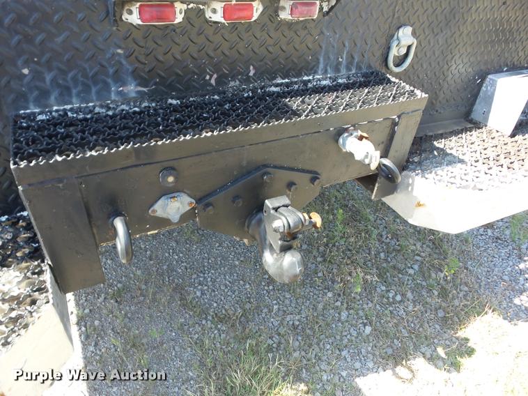 image for item J8614 1993 International 4900 bucket truck