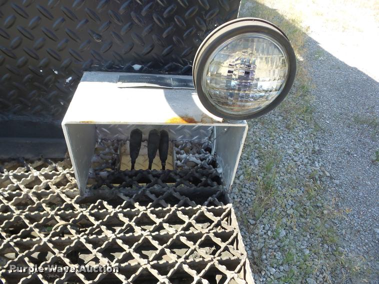 image for item J8614 1993 International 4900 bucket truck