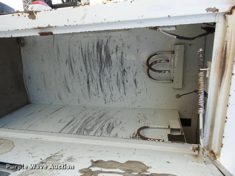 image for item J8614 1993 International 4900 bucket truck