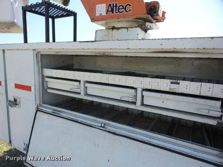 image for item J8614 1993 International 4900 bucket truck