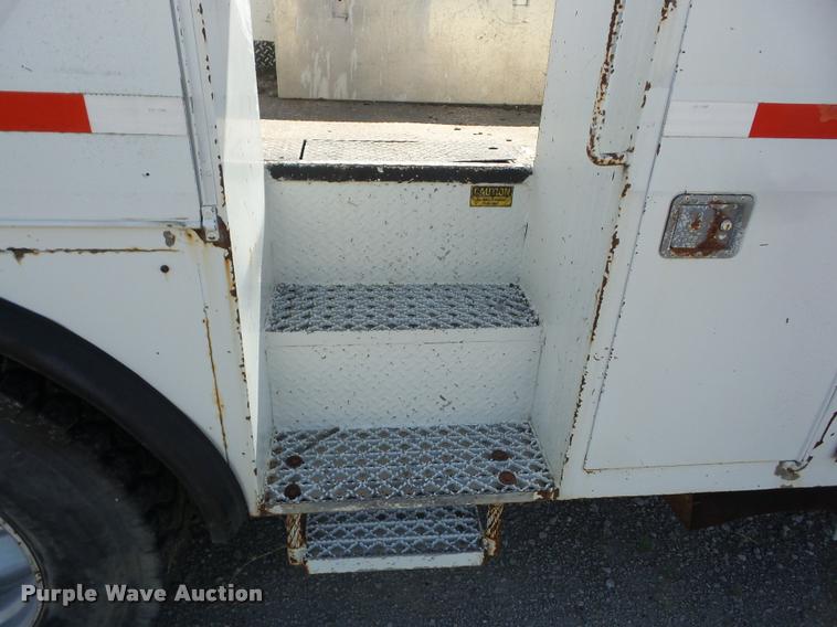 image for item J8614 1993 International 4900 bucket truck