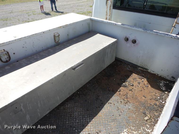 image for item J8614 1993 International 4900 bucket truck