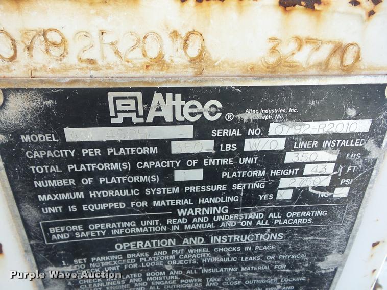 image for item J8614 1993 International 4900 bucket truck