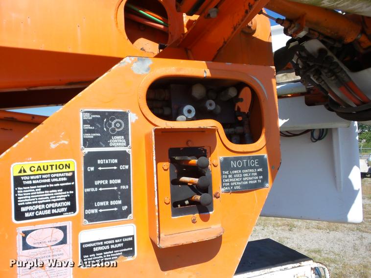 image for item J8614 1993 International 4900 bucket truck