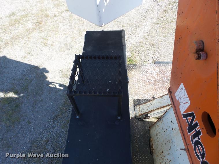 image for item J8614 1993 International 4900 bucket truck