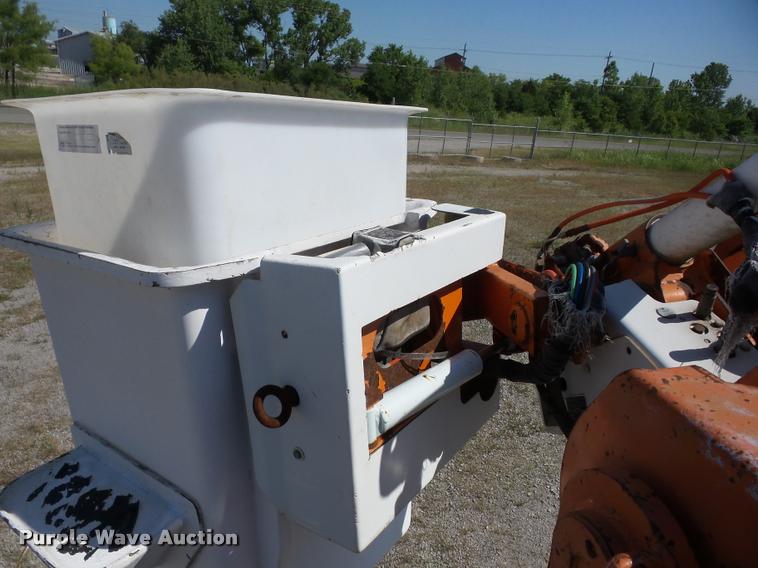 image for item J8614 1993 International 4900 bucket truck