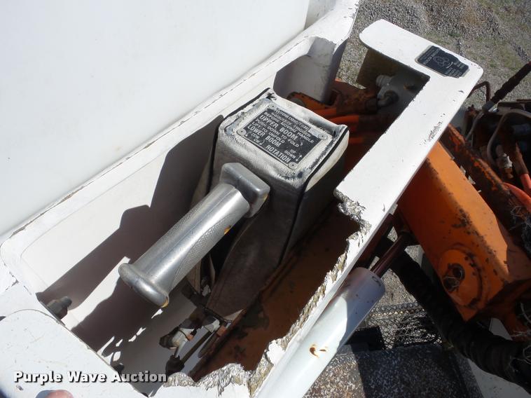 image for item J8614 1993 International 4900 bucket truck