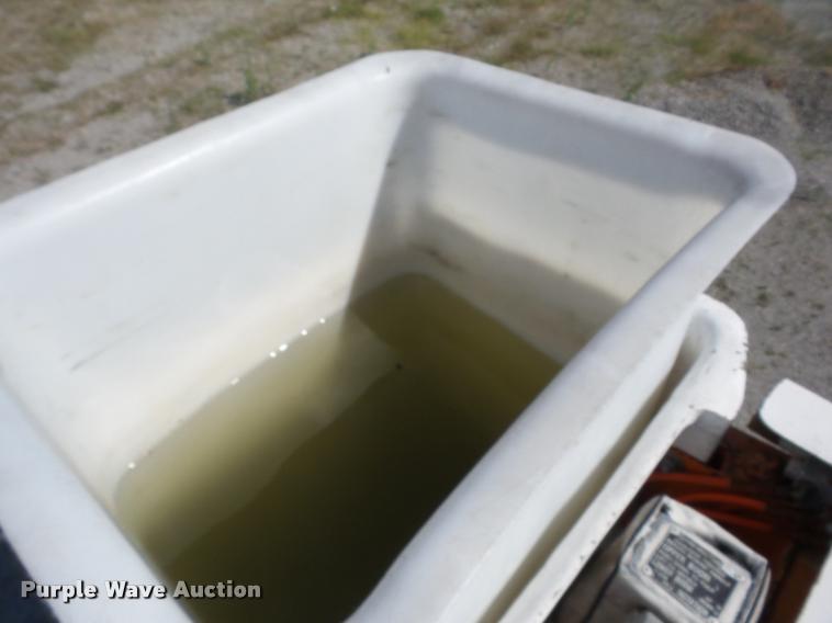 image for item J8614 1993 International 4900 bucket truck