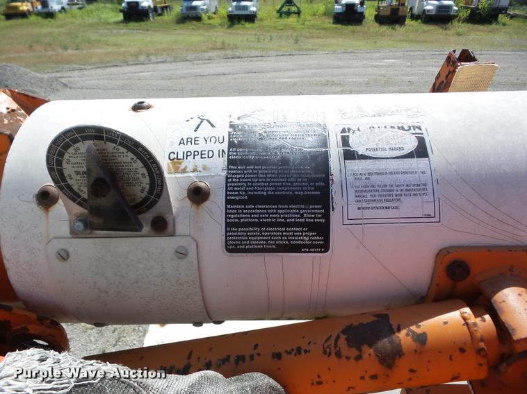 image for item J8614 1993 International 4900 bucket truck