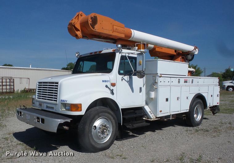 image for item J8615 1992 International 4900 bucket truck