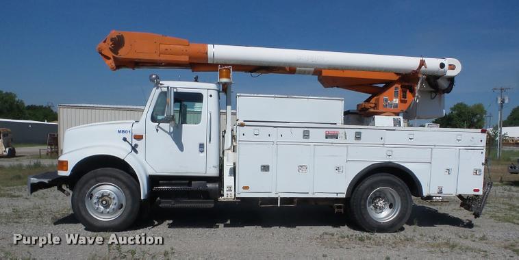 image for item J8615 1992 International 4900 bucket truck