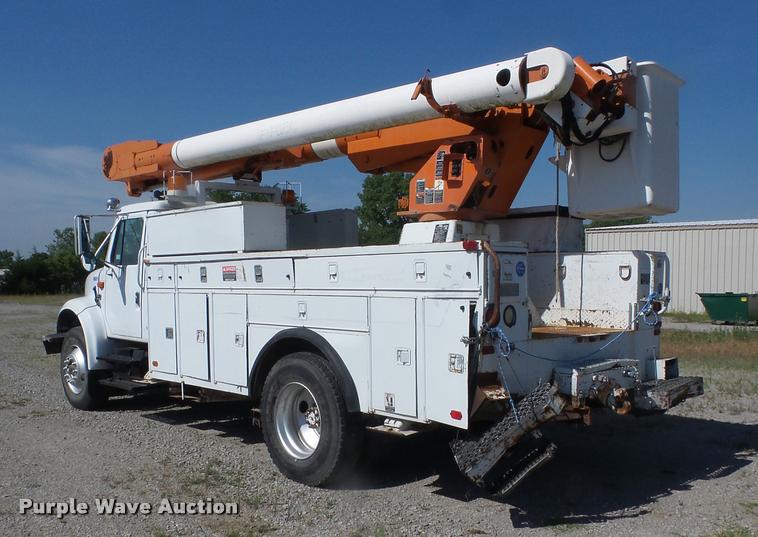image for item J8615 1992 International 4900 bucket truck