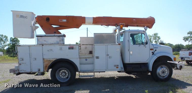 image for item J8615 1992 International 4900 bucket truck