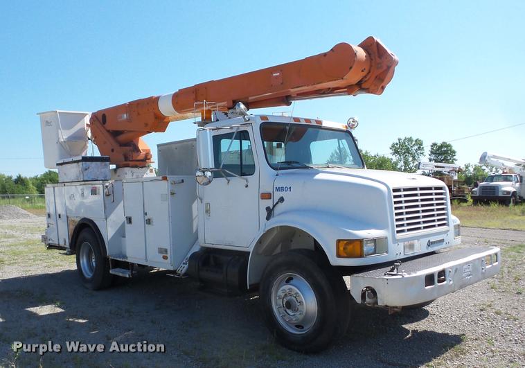 image for item J8615 1992 International 4900 bucket truck