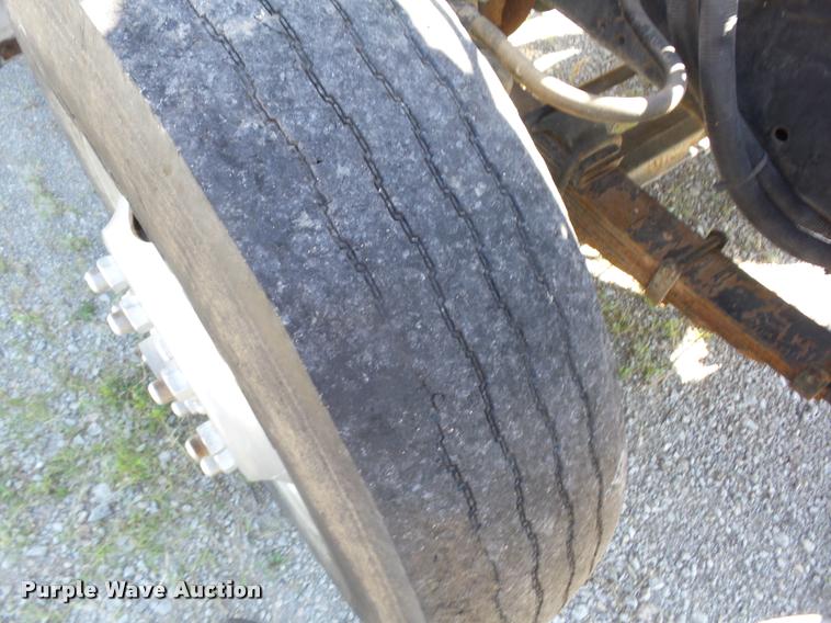 image for item J8615 1992 International 4900 bucket truck