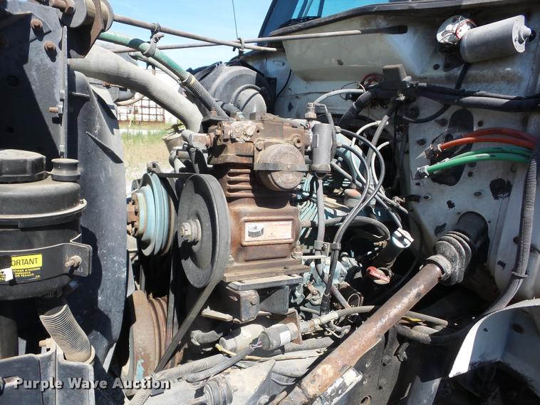 image for item J8615 1992 International 4900 bucket truck