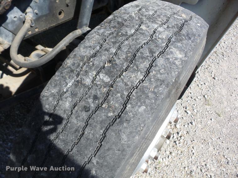 image for item J8615 1992 International 4900 bucket truck