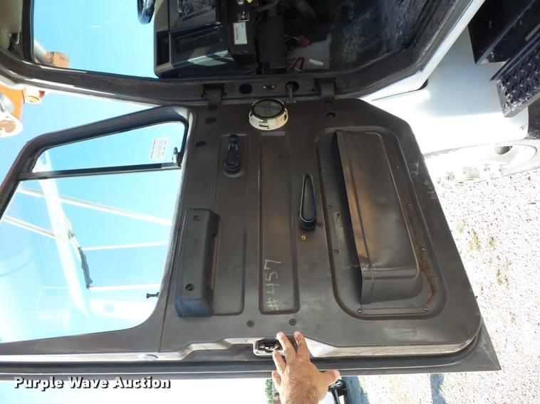 image for item J8615 1992 International 4900 bucket truck