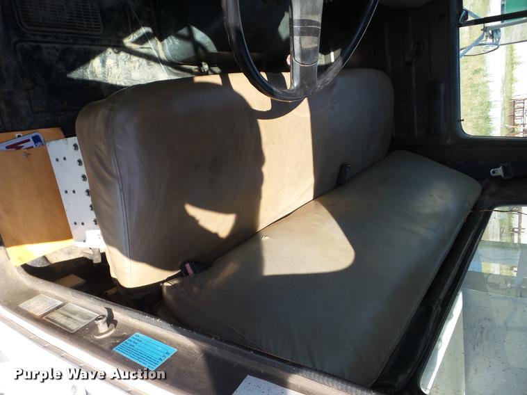 image for item J8615 1992 International 4900 bucket truck