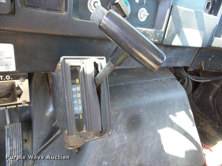 image for item J8615 1992 International 4900 bucket truck