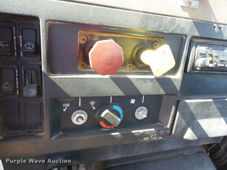 image for item J8615 1992 International 4900 bucket truck