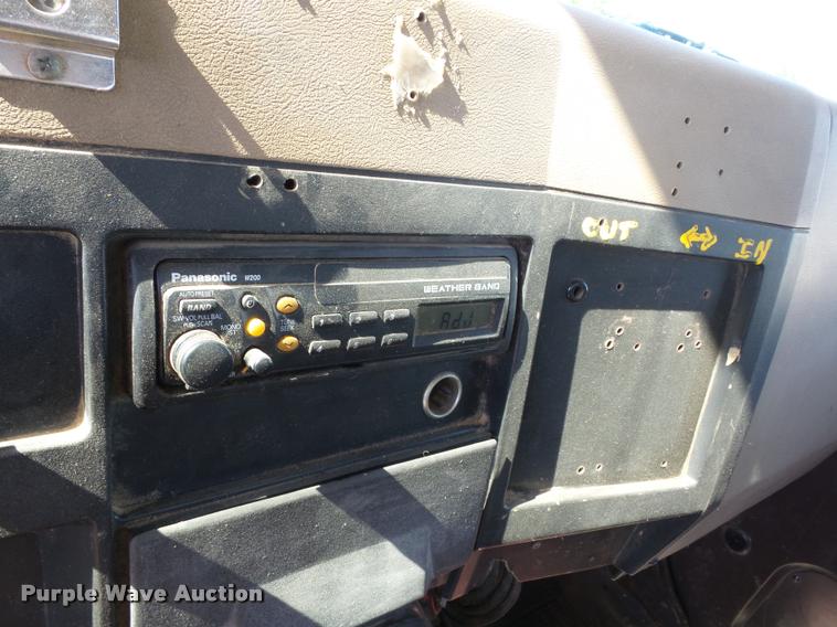 image for item J8615 1992 International 4900 bucket truck