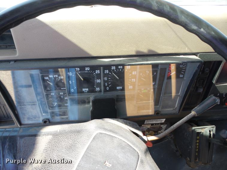 image for item J8615 1992 International 4900 bucket truck