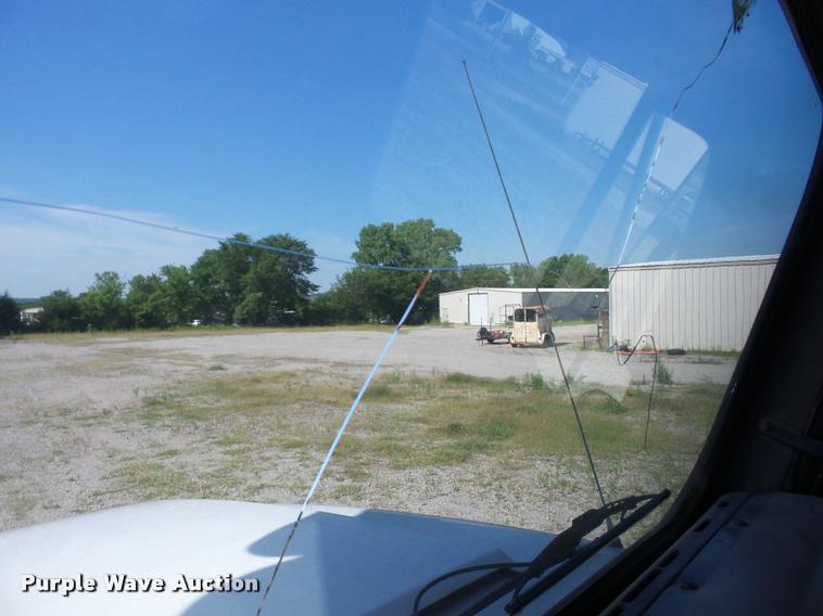 image for item J8615 1992 International 4900 bucket truck